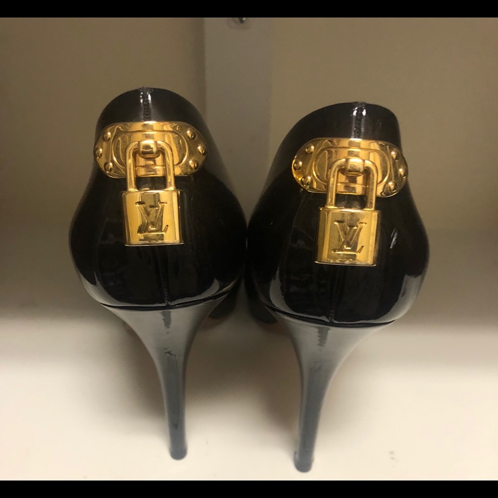 Louis Vuitton pumps size 39